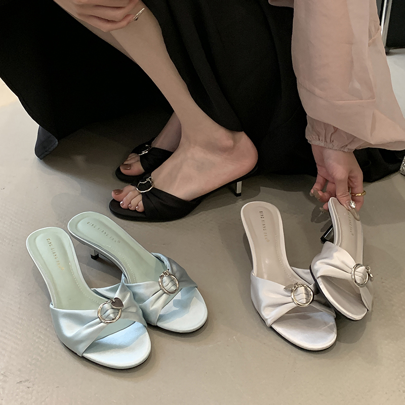 2026 Summer Fashion Women's Open Toe Round Toe Silk Sandals French Elegant Metal Buckle Kitten Heel Slippers