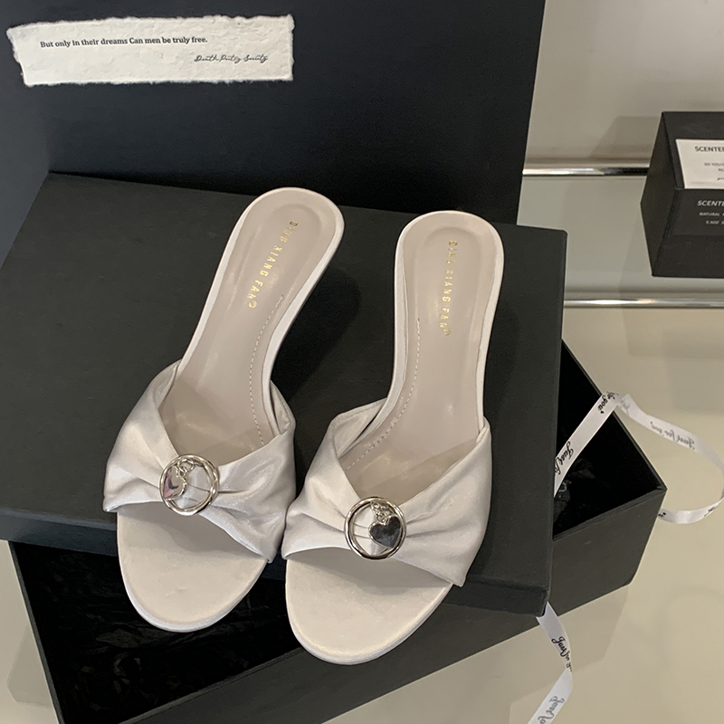 2026 Summer Fashion Women's Open Toe Round Toe Silk Sandals French Elegant Metal Buckle Kitten Heel Slippers